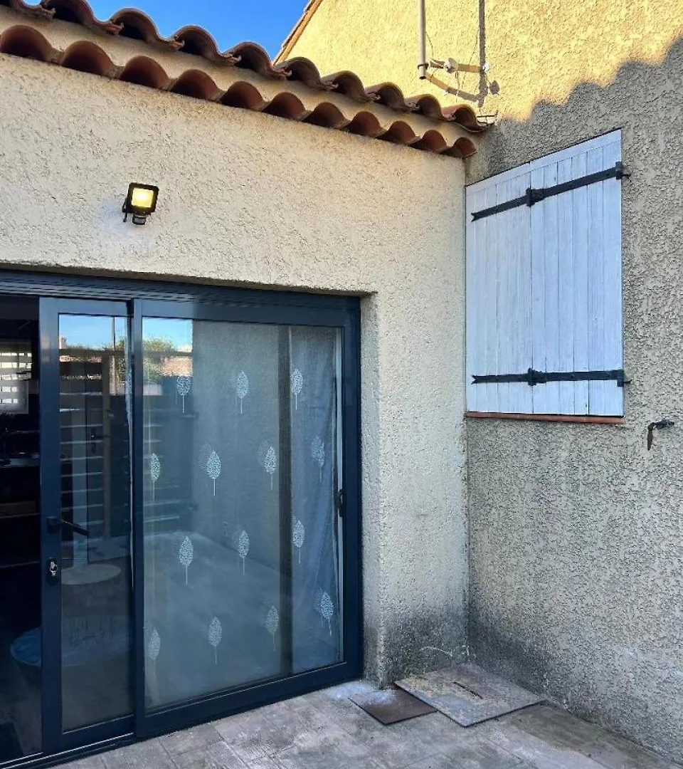 Beau Petit Studio Avec Terrasse Et 2 Couchages Fos-sur-Mer France