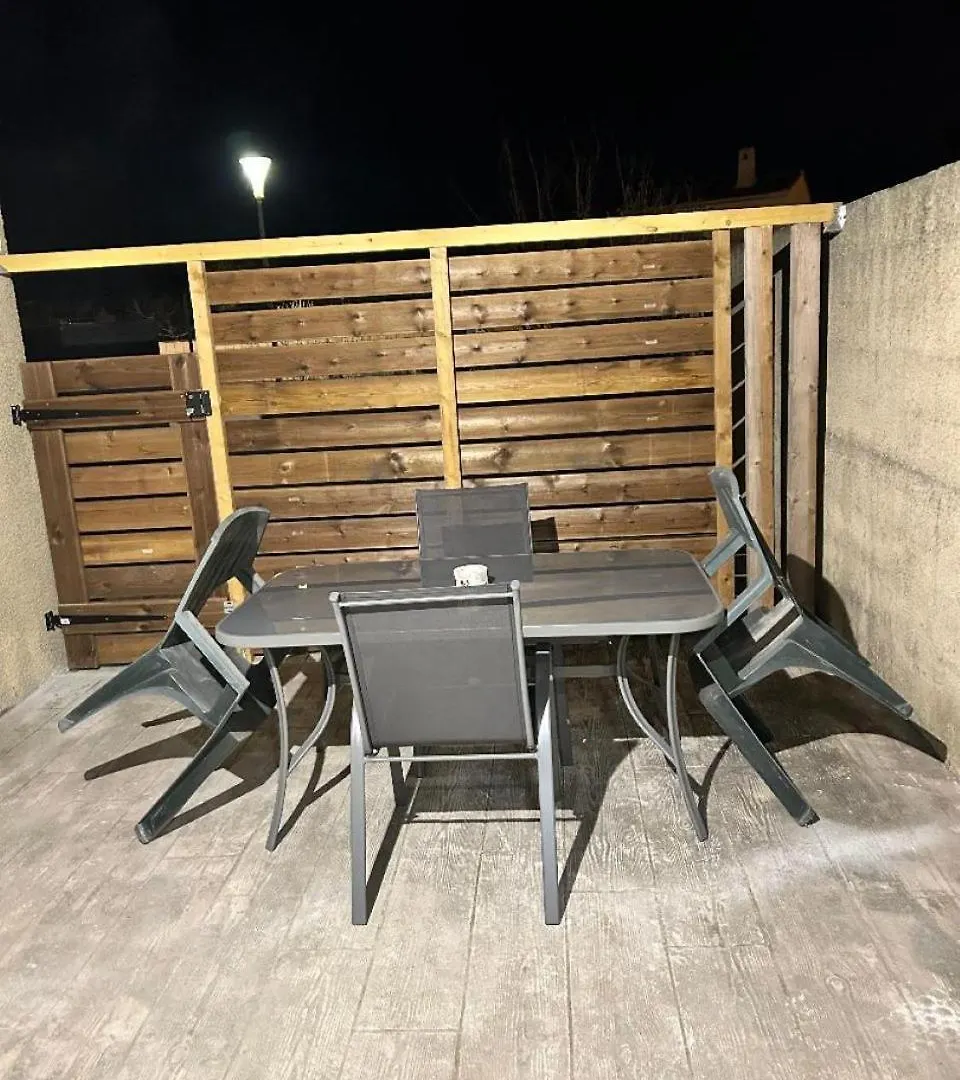 Beau Petit Studio Avec Terrasse Et 2 Couchages Fos-sur-Mer 0*,  France