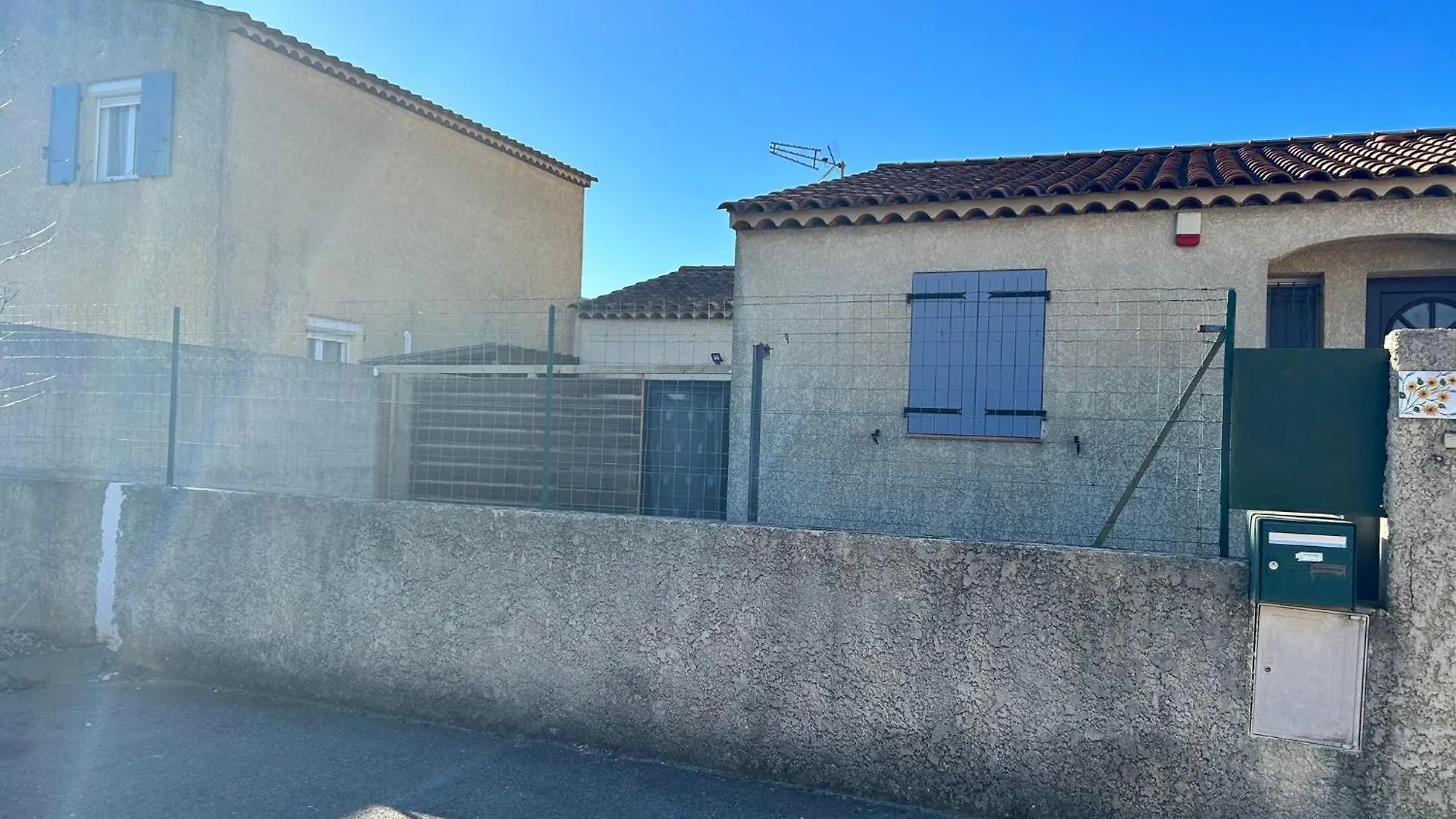 Beau Petit Studio Avec Terrasse Et 2 Couchages Fos-sur-Mer France